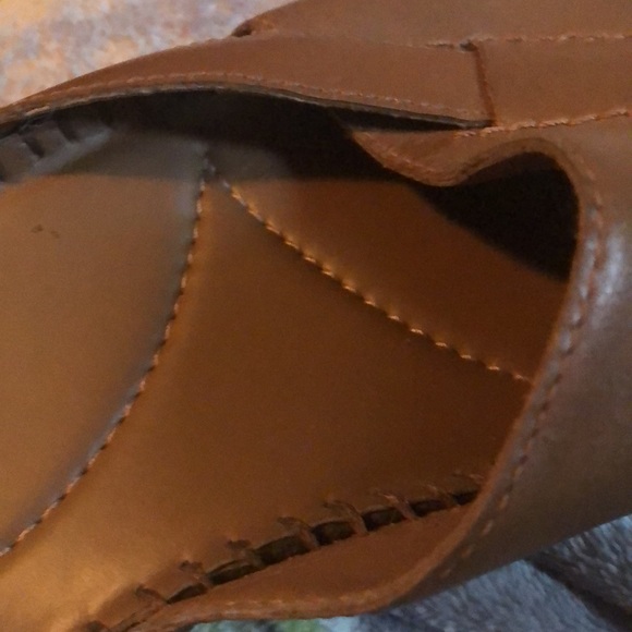 I’m a size 7/7 1/2. They don’t show size. - Picture 2 of 5